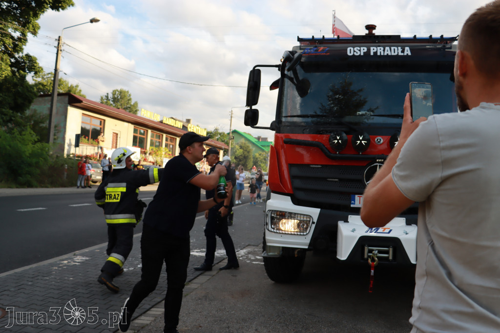 Przywitanie nowego wozu strażackiego - Pradła.