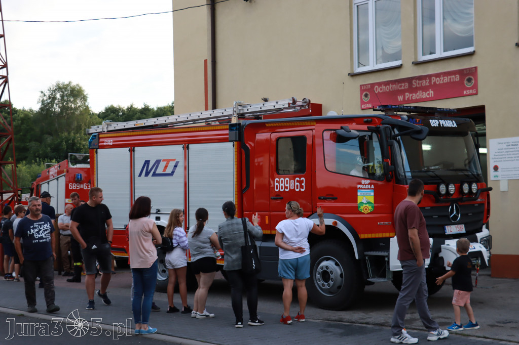 Przywitanie nowego wozu strażackiego - Pradła.