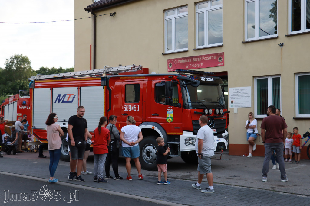 Przywitanie nowego wozu strażackiego - Pradła.