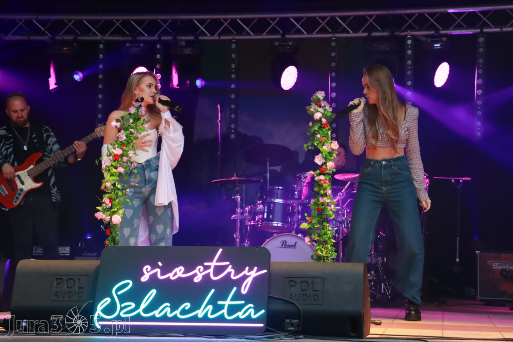 Siostry Szlachta na Dożynkach Powiatowych w Kroczycach.