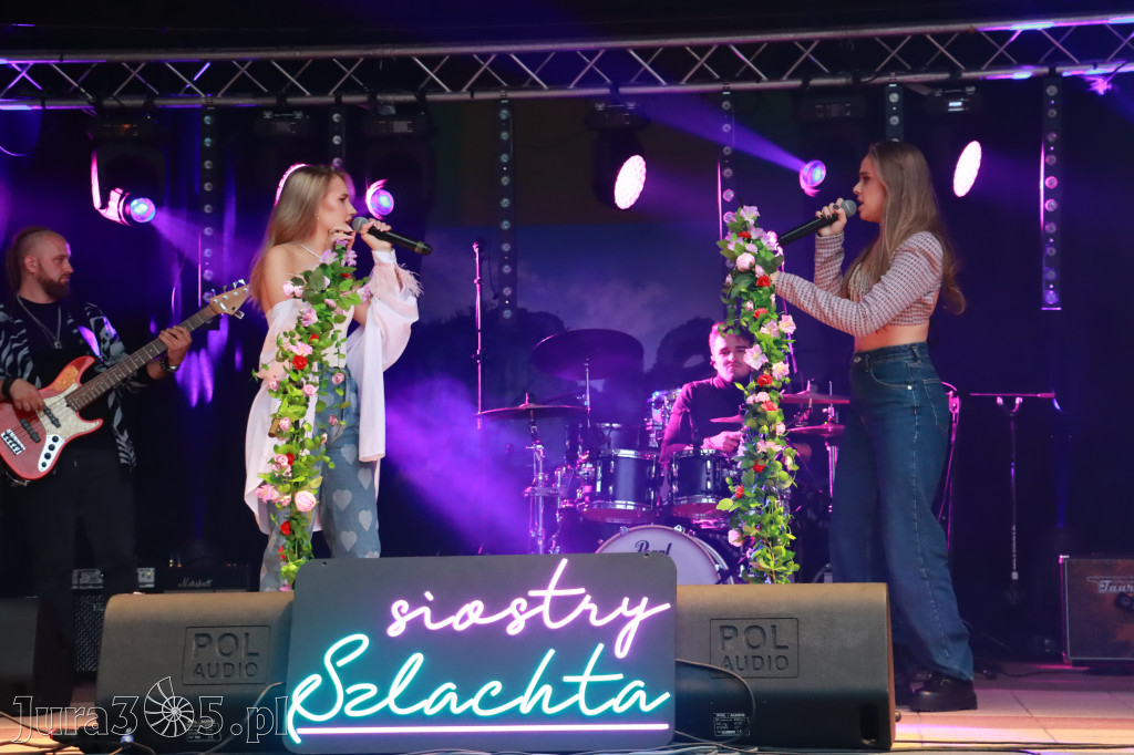 Siostry Szlachta na Dożynkach Powiatowych w Kroczycach.