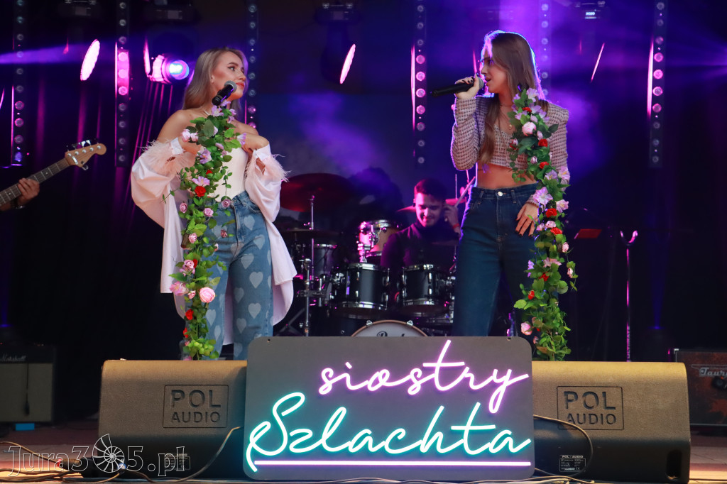 Siostry Szlachta na Dożynkach Powiatowych w Kroczycach.