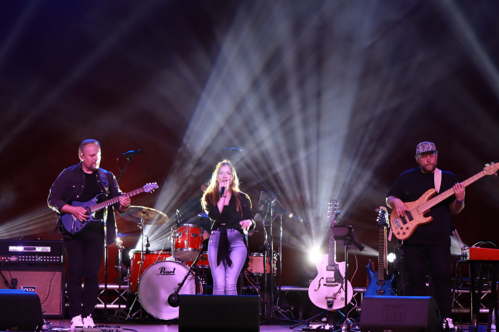 Fotorelacja:  Koncert w Koziegłowach - JULIA TKACZ!
