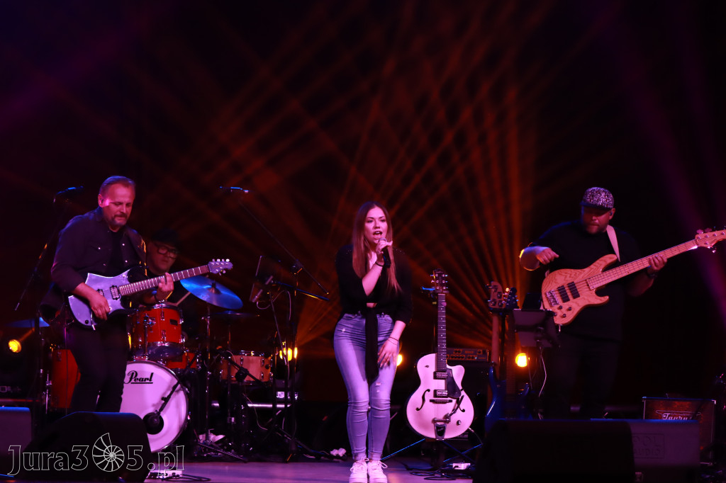Fotorelacja:  Koncert w Koziegłowach - JULIA TKACZ!
