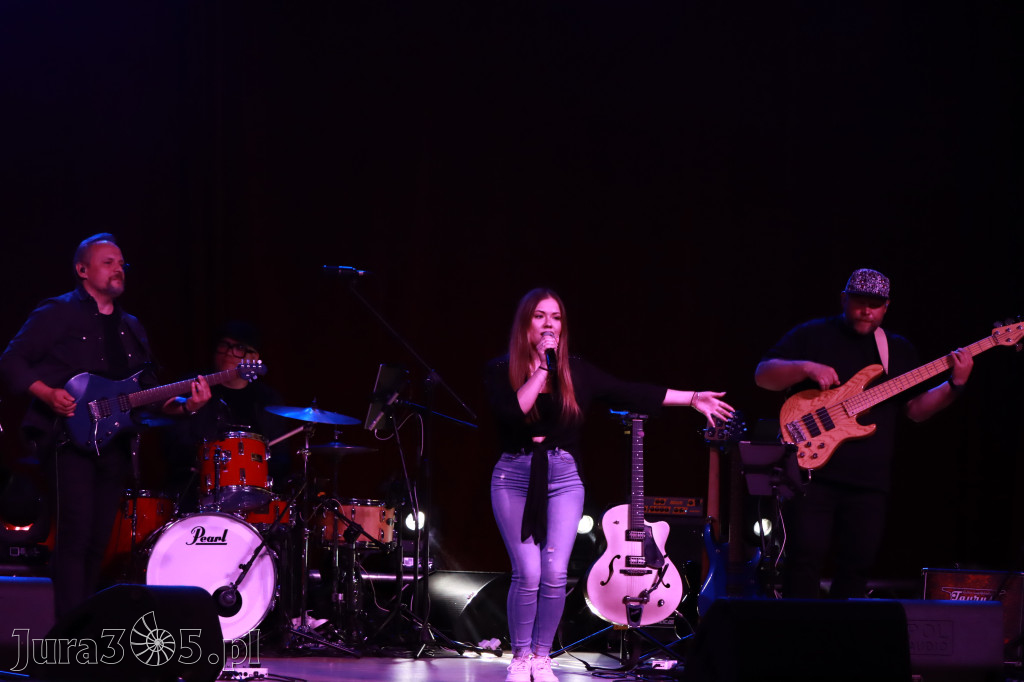Fotorelacja:  Koncert w Koziegłowach - JULIA TKACZ!