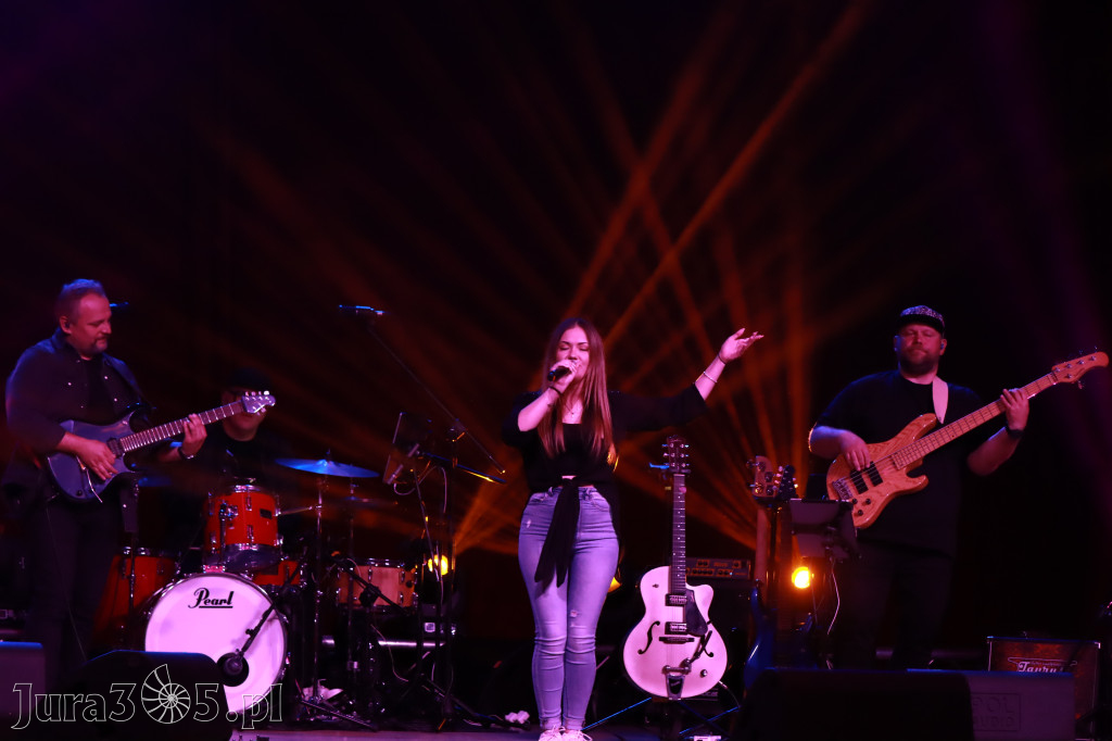 Fotorelacja:  Koncert w Koziegłowach - JULIA TKACZ!