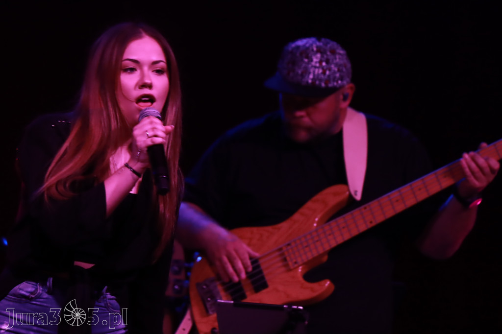 Fotorelacja:  Koncert w Koziegłowach - JULIA TKACZ!
