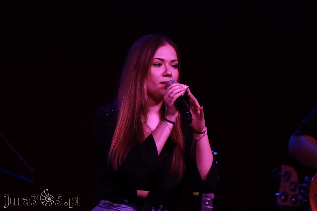 Fotorelacja:  Koncert w Koziegłowach - JULIA TKACZ!