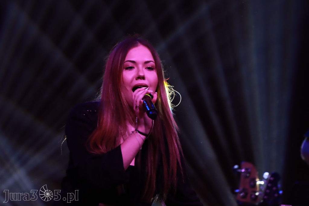 Fotorelacja:  Koncert w Koziegłowach - JULIA TKACZ!
