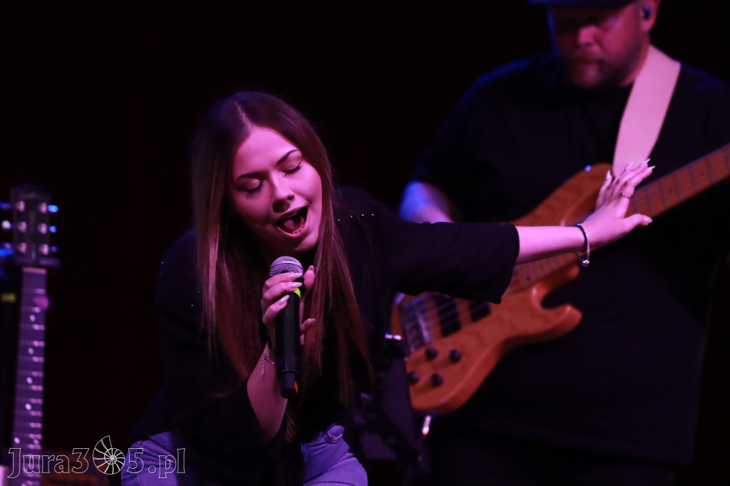 Fotorelacja:  Koncert w Koziegłowach - JULIA TKACZ!