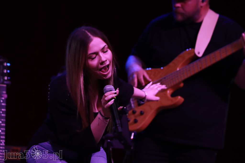 Fotorelacja:  Koncert w Koziegłowach - JULIA TKACZ!