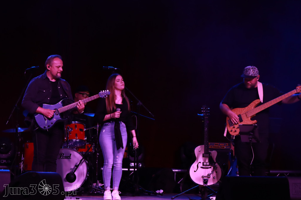 Fotorelacja:  Koncert w Koziegłowach - JULIA TKACZ!