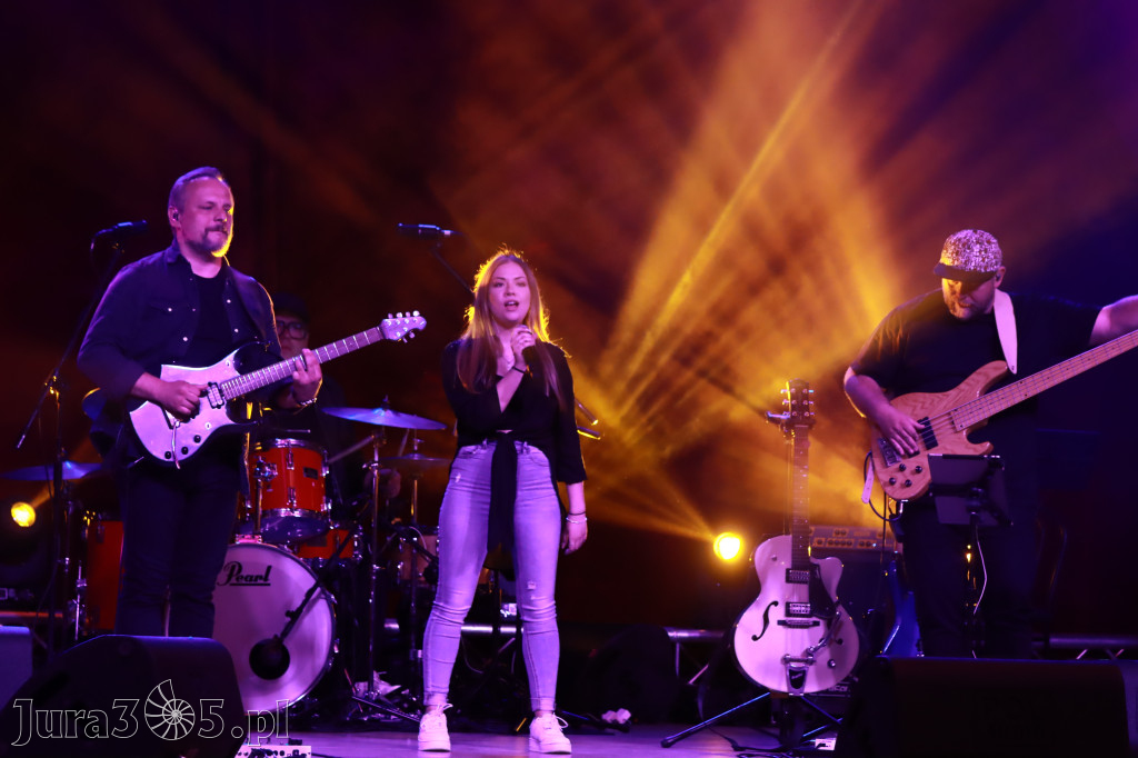 Fotorelacja:  Koncert w Koziegłowach - JULIA TKACZ!