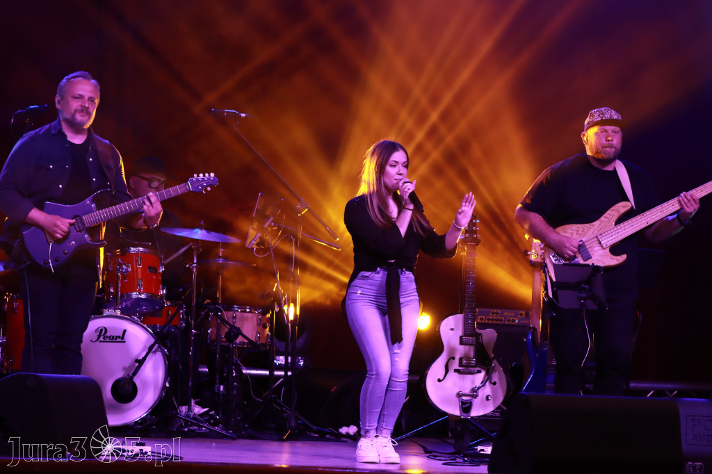 Fotorelacja:  Koncert w Koziegłowach - JULIA TKACZ!