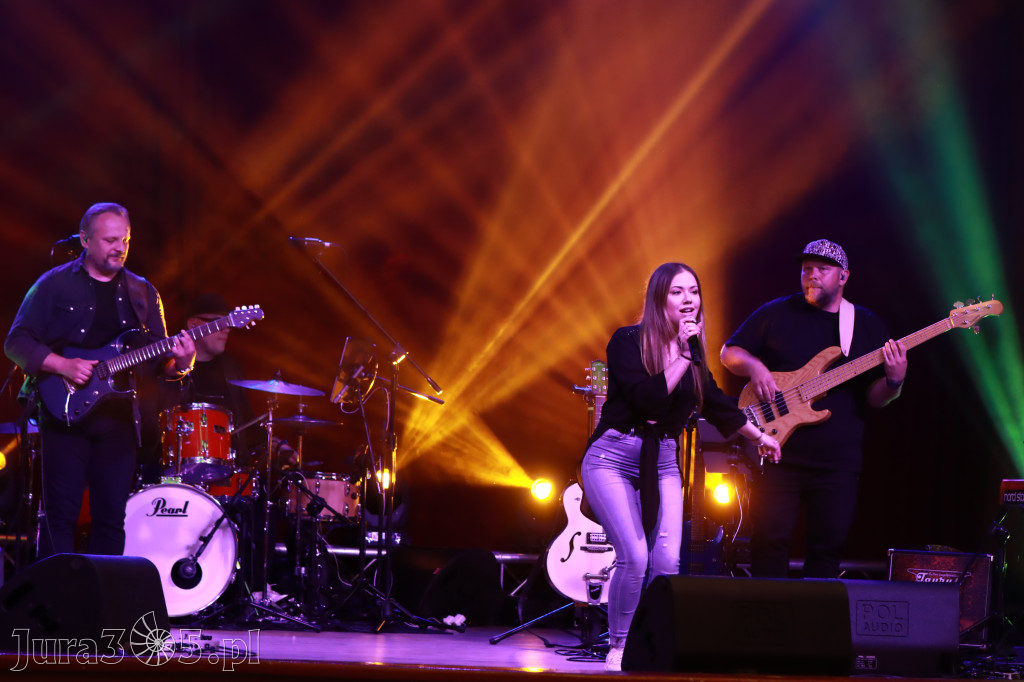 Fotorelacja:  Koncert w Koziegłowach - JULIA TKACZ!