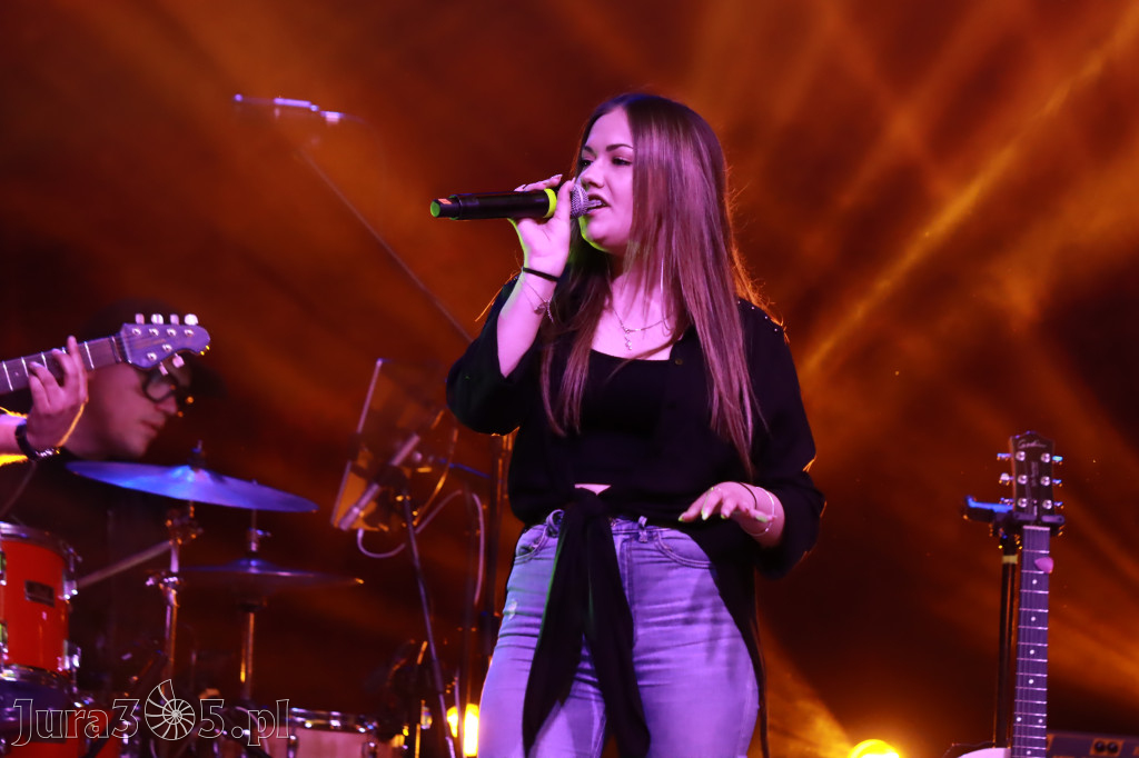 Fotorelacja:  Koncert w Koziegłowach - JULIA TKACZ!