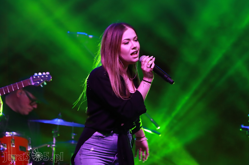 Fotorelacja:  Koncert w Koziegłowach - JULIA TKACZ!