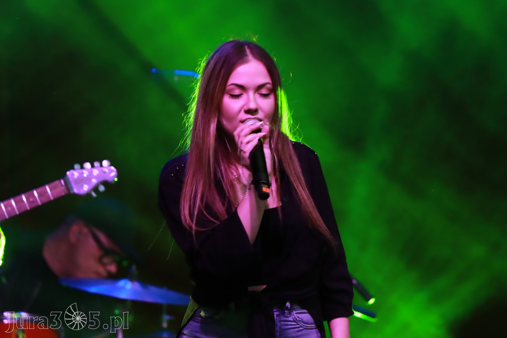 Fotorelacja:  Koncert w Koziegłowach - JULIA TKACZ!