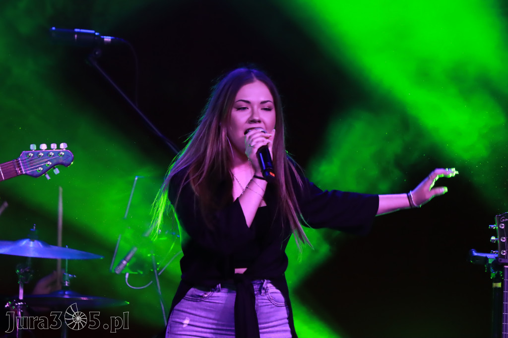 Fotorelacja:  Koncert w Koziegłowach - JULIA TKACZ!