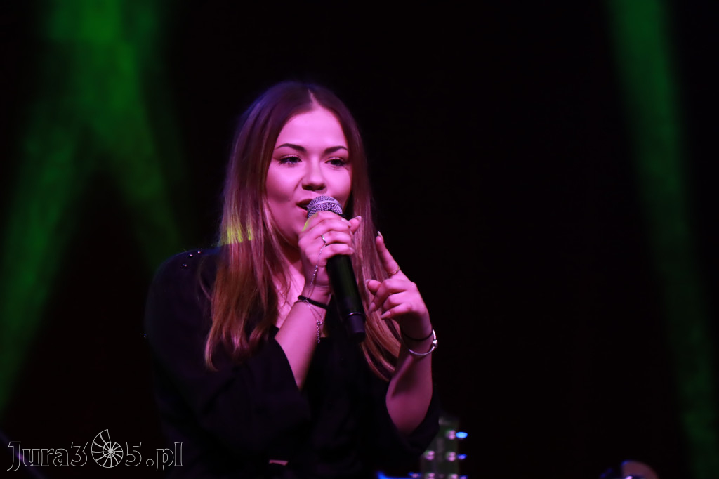Fotorelacja:  Koncert w Koziegłowach - JULIA TKACZ!
