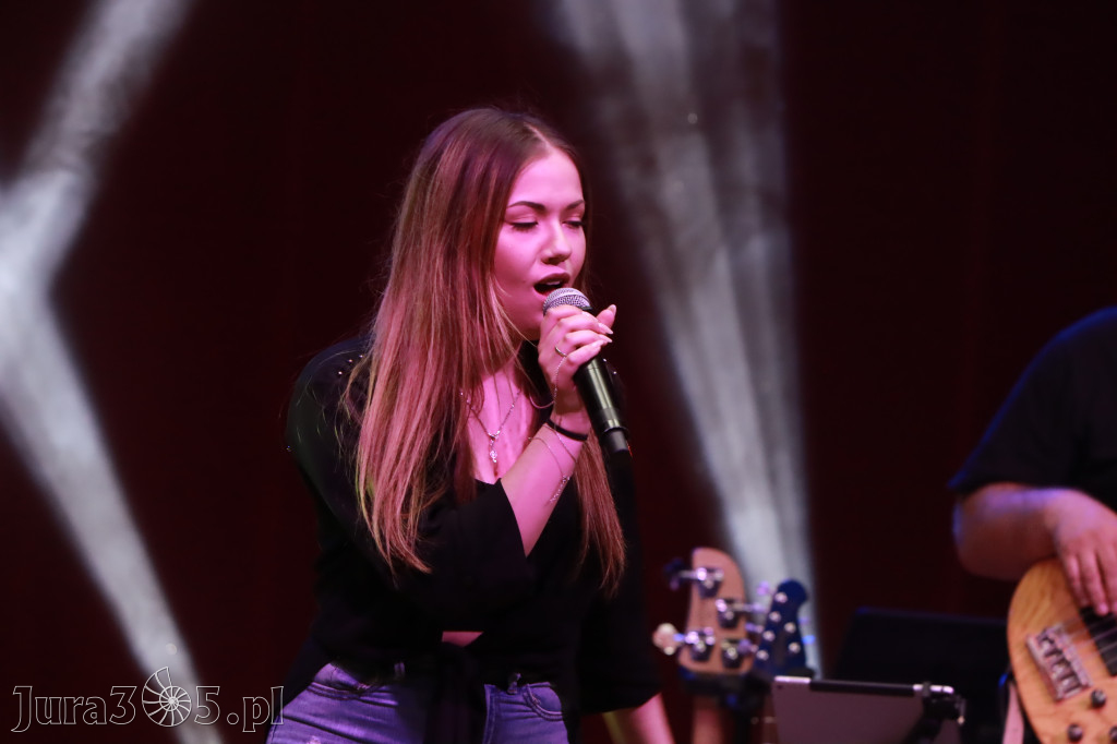Fotorelacja:  Koncert w Koziegłowach - JULIA TKACZ!