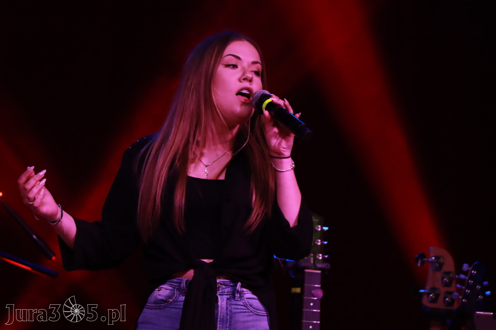 Fotorelacja:  Koncert w Koziegłowach - JULIA TKACZ!