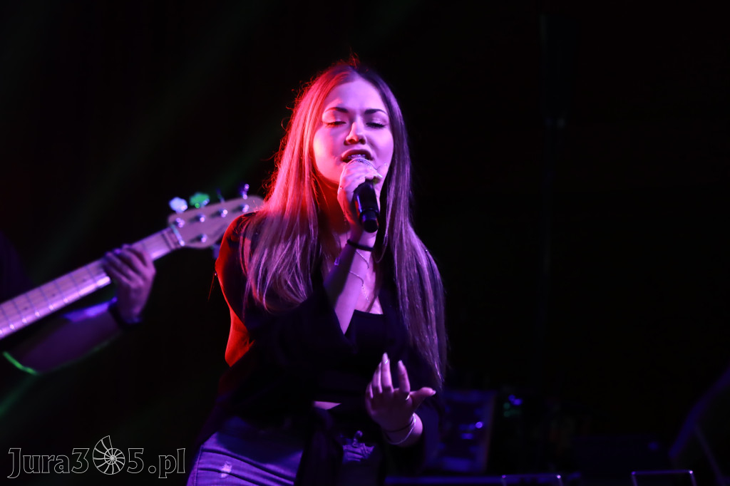 Fotorelacja:  Koncert w Koziegłowach - JULIA TKACZ!