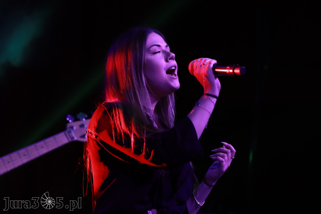 Fotorelacja:  Koncert w Koziegłowach - JULIA TKACZ!