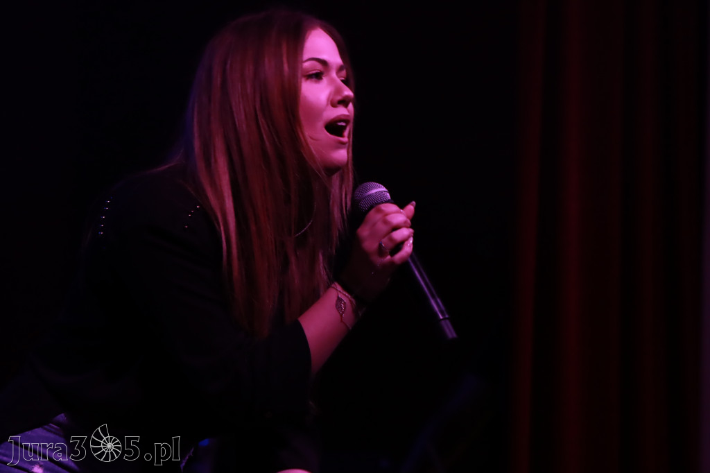 Fotorelacja:  Koncert w Koziegłowach - JULIA TKACZ!