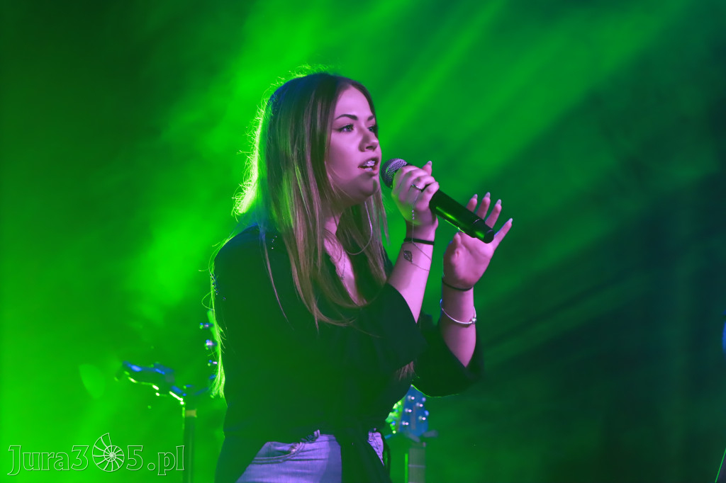 Fotorelacja:  Koncert w Koziegłowach - JULIA TKACZ!