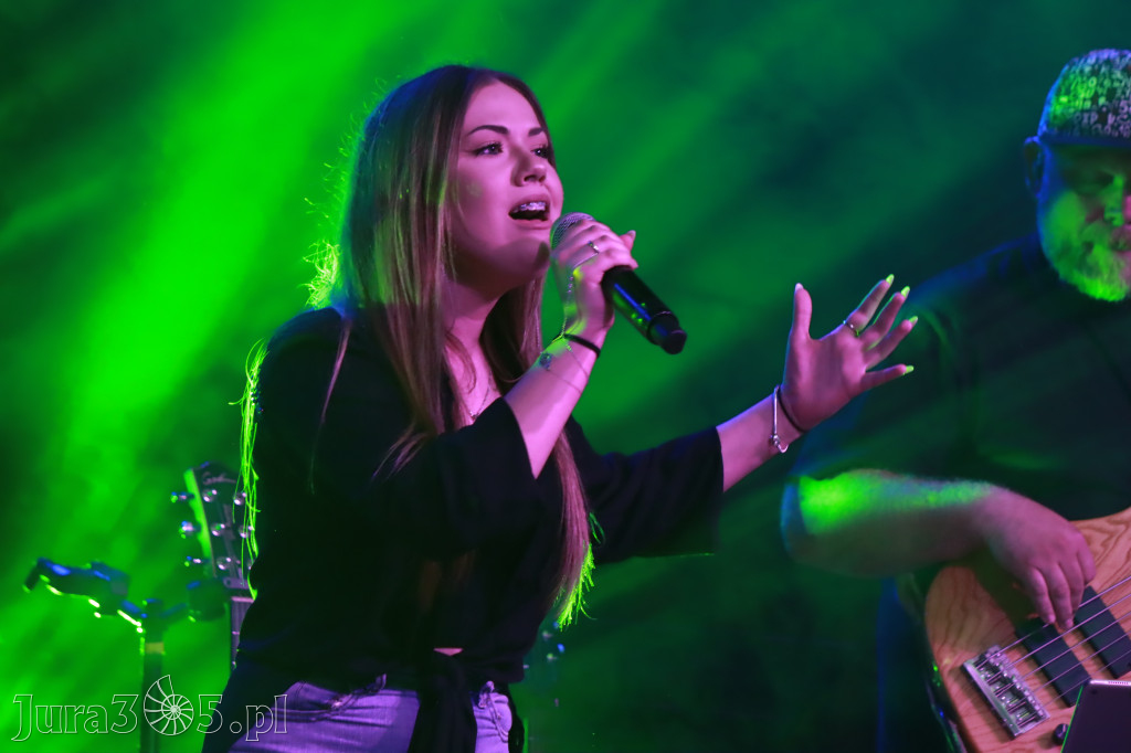Fotorelacja:  Koncert w Koziegłowach - JULIA TKACZ!
