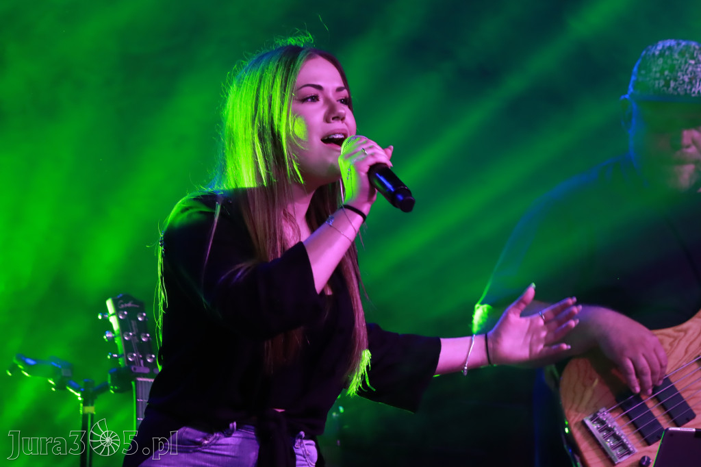 Fotorelacja:  Koncert w Koziegłowach - JULIA TKACZ!