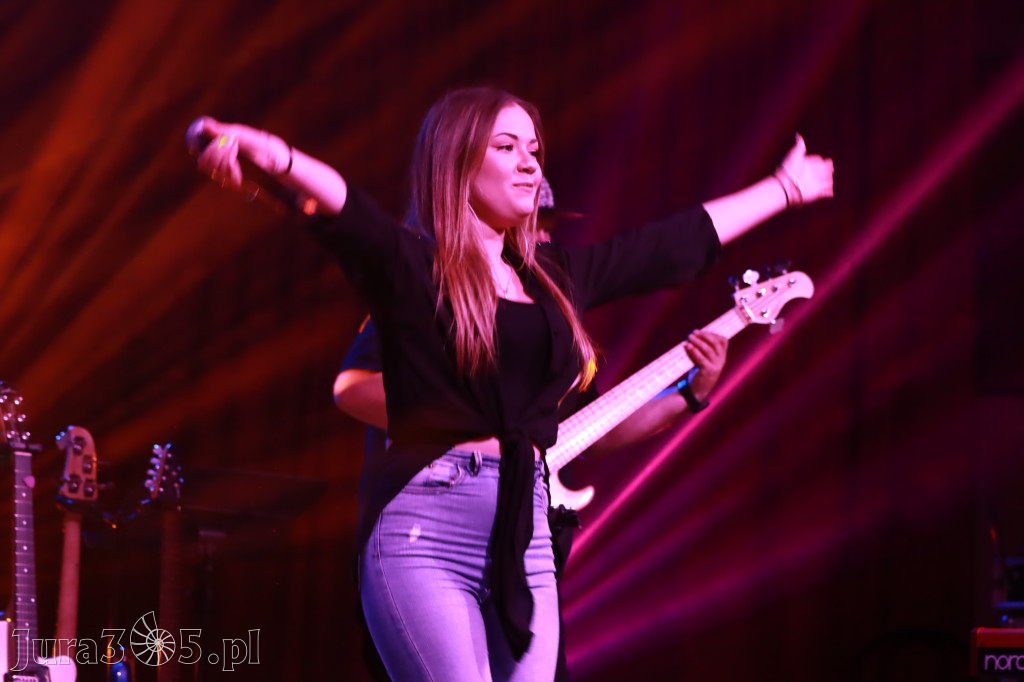 Fotorelacja:  Koncert w Koziegłowach - JULIA TKACZ!