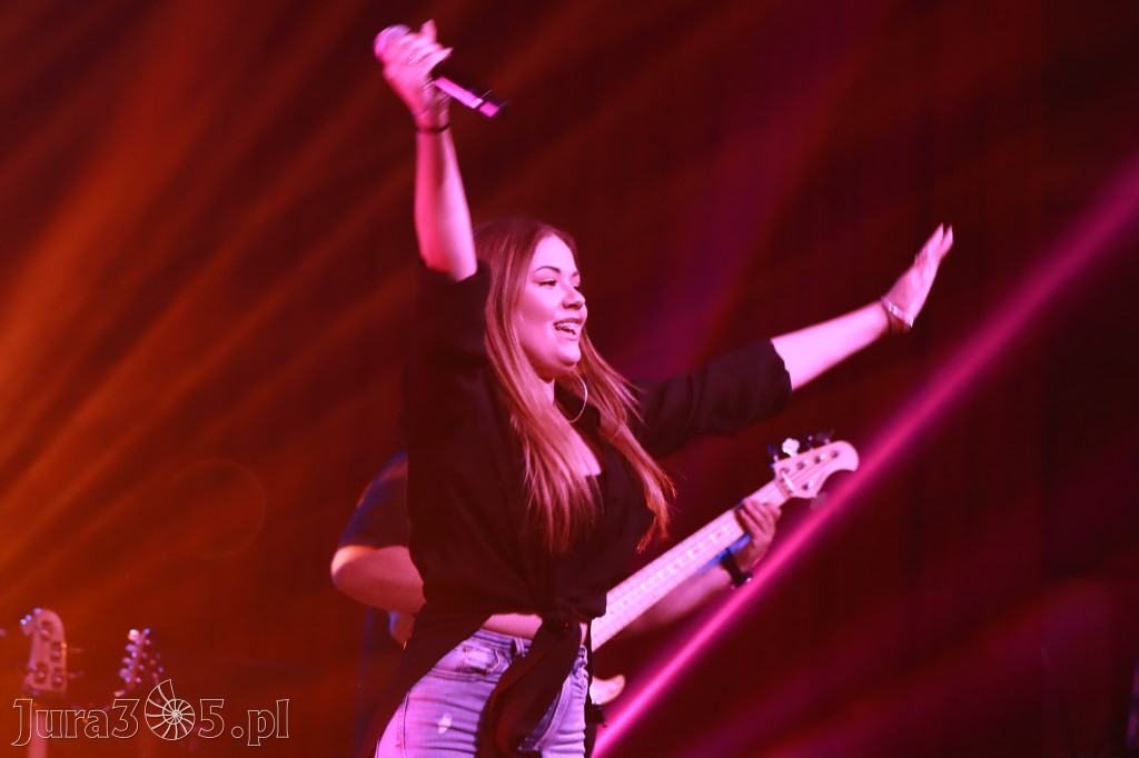Fotorelacja:  Koncert w Koziegłowach - JULIA TKACZ!
