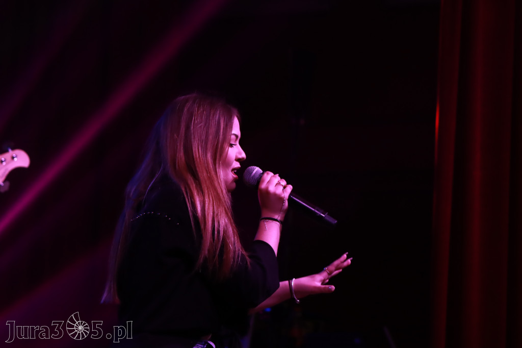 Fotorelacja:  Koncert w Koziegłowach - JULIA TKACZ!