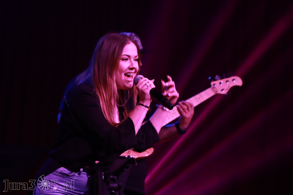 Fotorelacja:  Koncert w Koziegłowach - JULIA TKACZ!