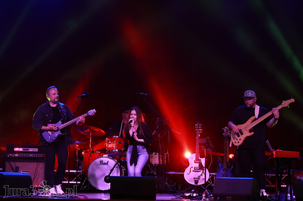 Fotorelacja:  Koncert w Koziegłowach - JULIA TKACZ!