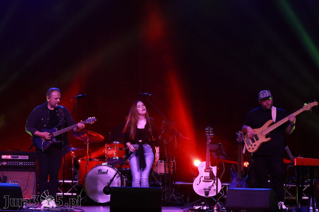 Fotorelacja:  Koncert w Koziegłowach - JULIA TKACZ!