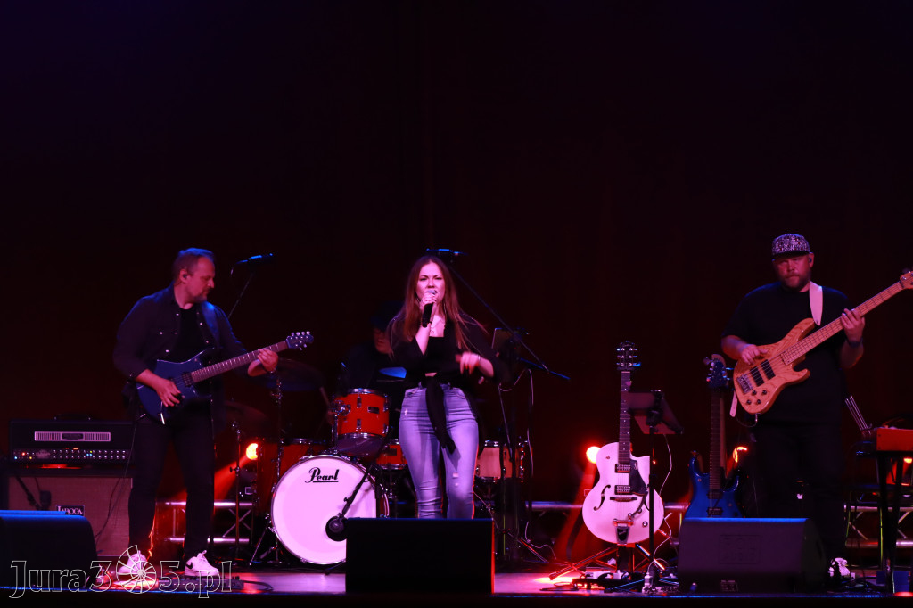 Fotorelacja:  Koncert w Koziegłowach - JULIA TKACZ!