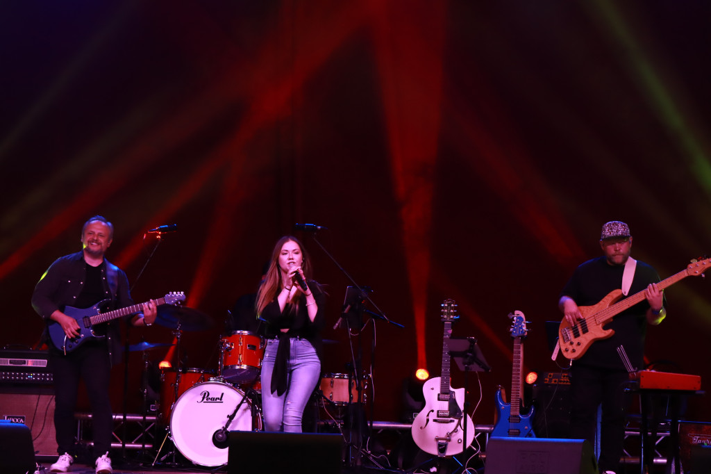 Fotorelacja:  Koncert w Koziegłowach - JULIA TKACZ!