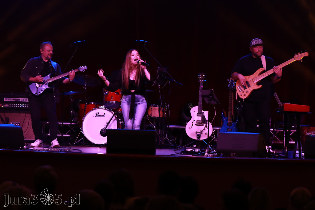 Fotorelacja:  Koncert w Koziegłowach - JULIA TKACZ!