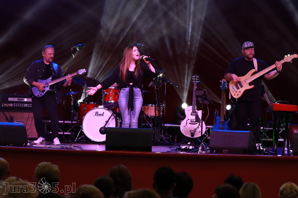 Fotorelacja:  Koncert w Koziegłowach - JULIA TKACZ!