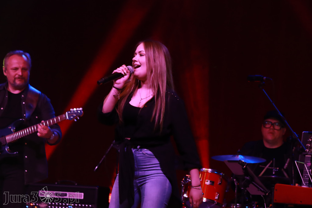 Fotorelacja:  Koncert w Koziegłowach - JULIA TKACZ!