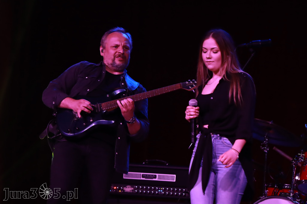 Fotorelacja:  Koncert w Koziegłowach - JULIA TKACZ!