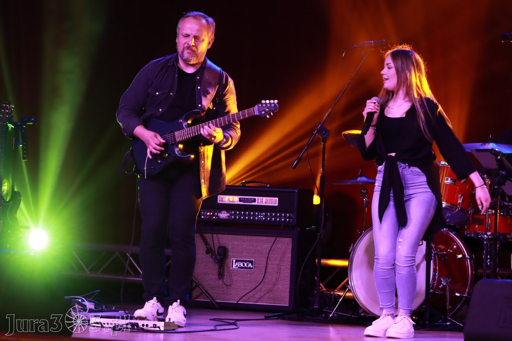 Fotorelacja:  Koncert w Koziegłowach - JULIA TKACZ!