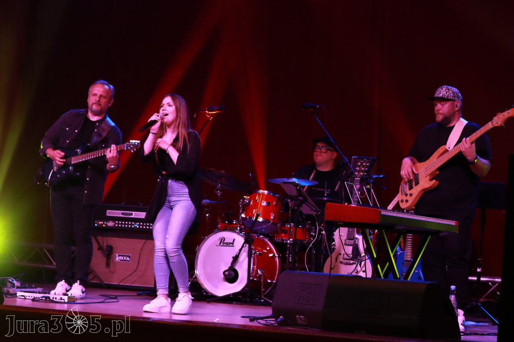 Fotorelacja:  Koncert w Koziegłowach - JULIA TKACZ!