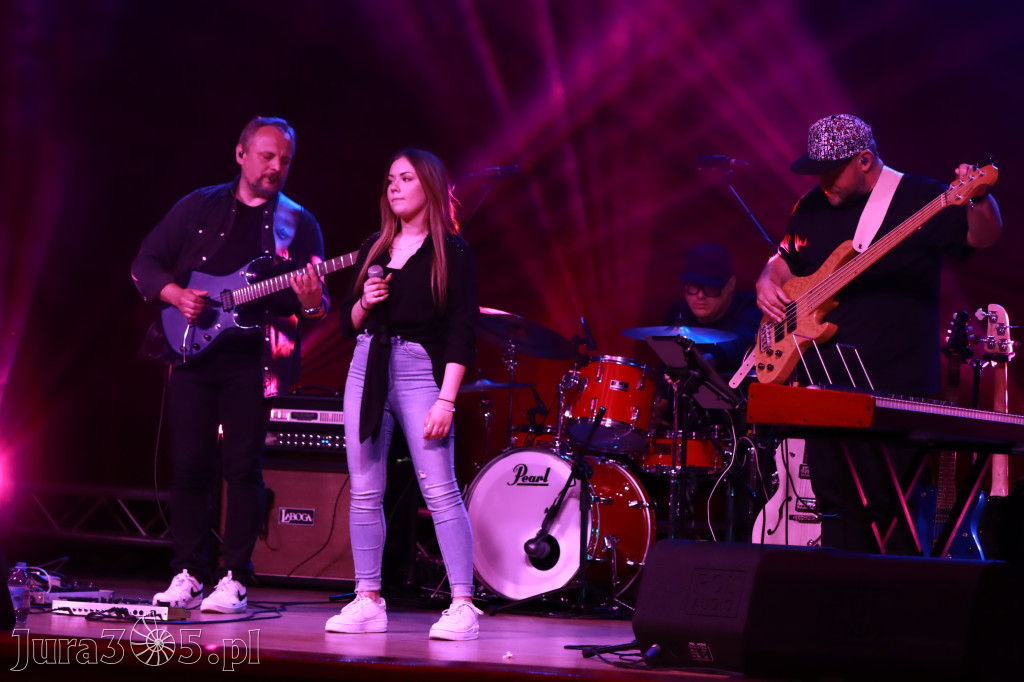 Fotorelacja:  Koncert w Koziegłowach - JULIA TKACZ!