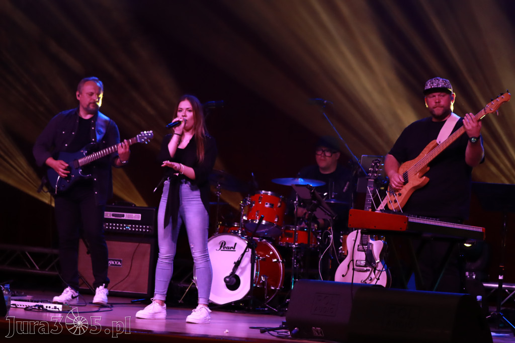 Fotorelacja:  Koncert w Koziegłowach - JULIA TKACZ!