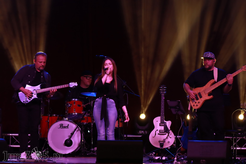 Fotorelacja:  Koncert w Koziegłowach - JULIA TKACZ!
