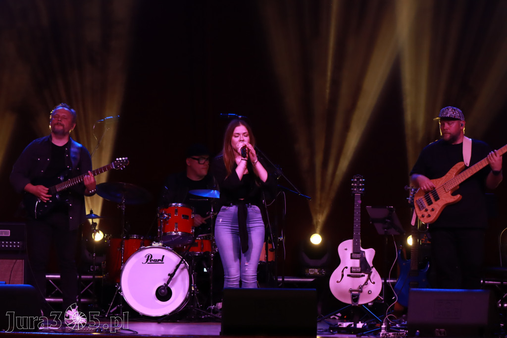 Fotorelacja:  Koncert w Koziegłowach - JULIA TKACZ!